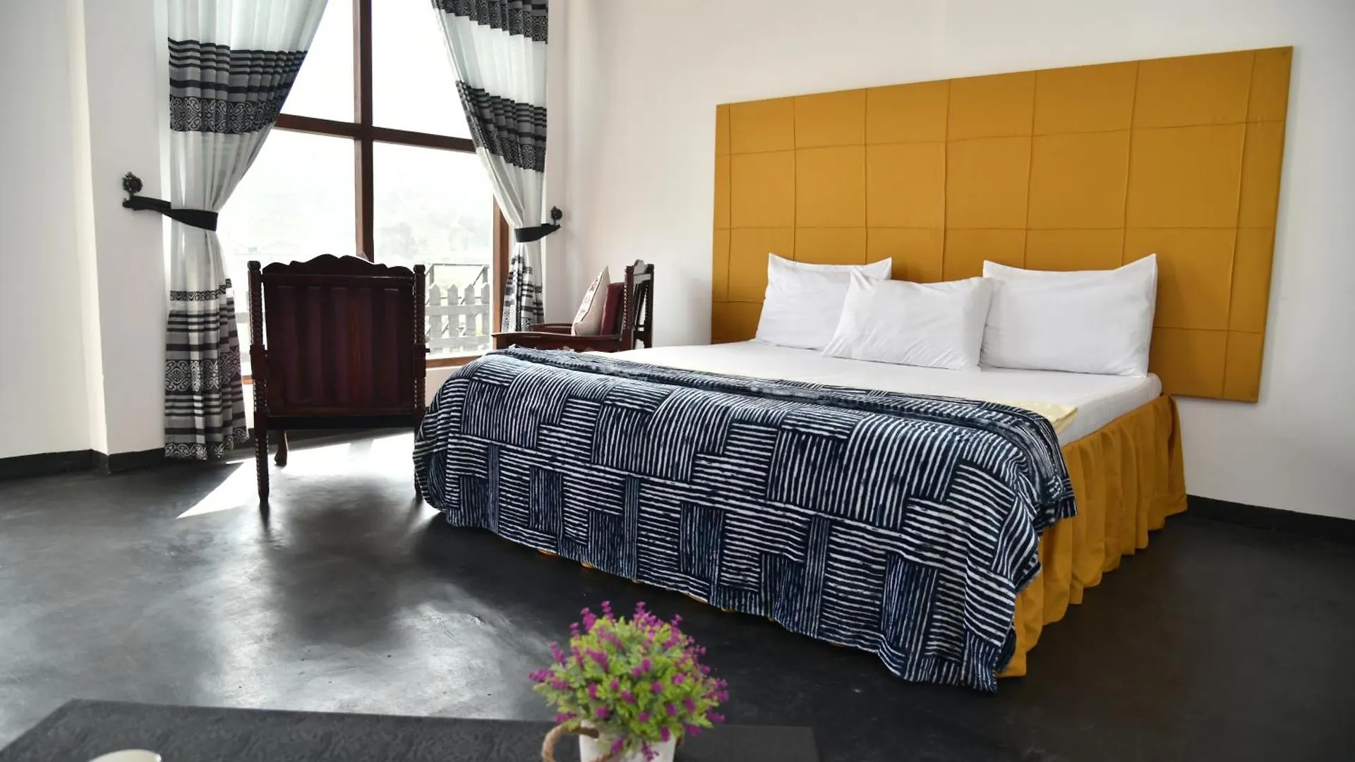 Shiny Cot Triple Room With Lake View Nuwara Eliya Sri Lanka