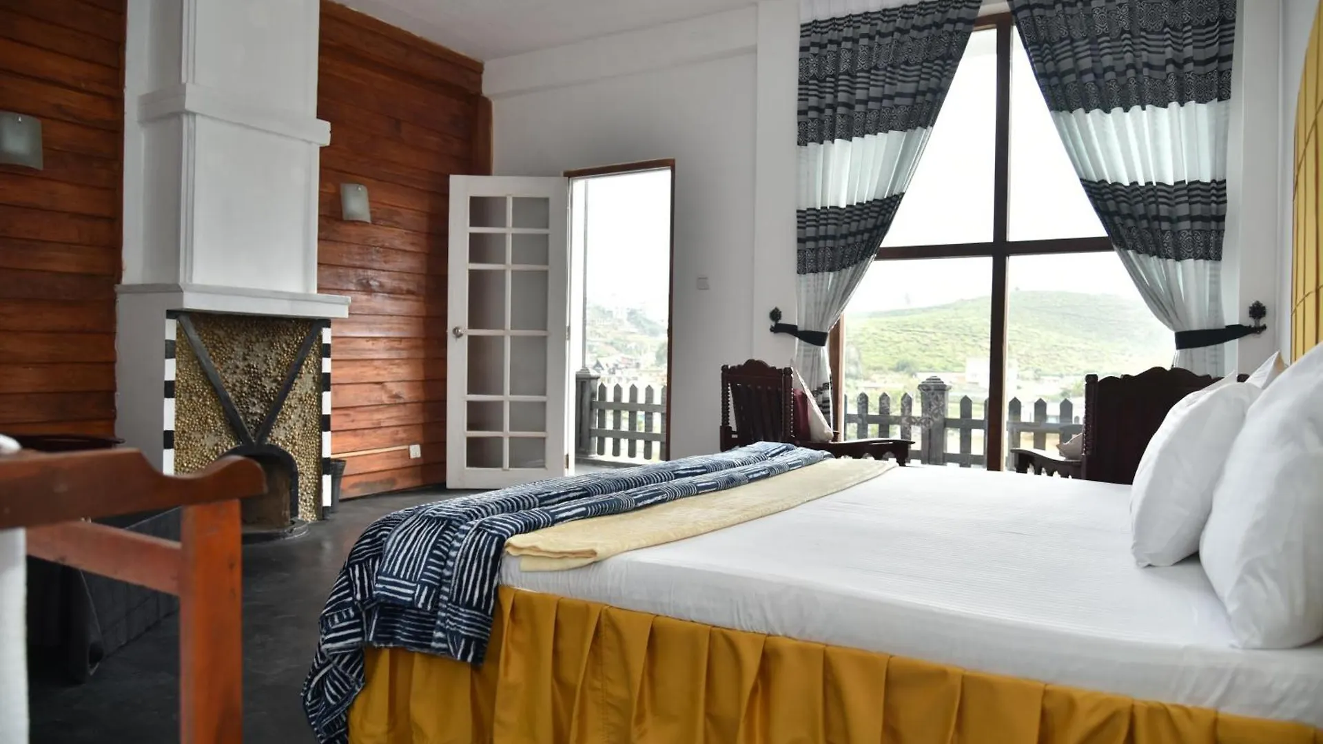 Shiny Cot Triple Room With Lake View Nuwara Eliya